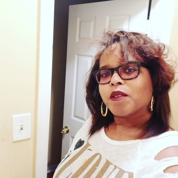 Meet your Posher, Latoya - Picture 1 of 1